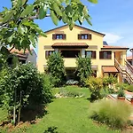 Apartment Charmantes Nur 700 Meter Zum Mit Garten, Waschmaschine, Wifi