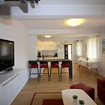 Apartment Charmantes Nur 700 Meter Zum Mit Garten, Waschmaschine, Wifi